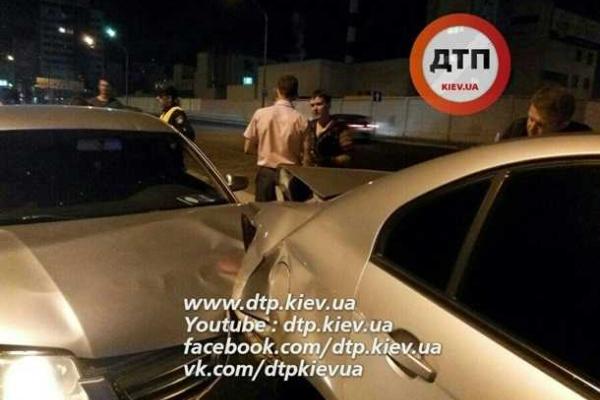 В Киеве пьяный лихач влетел в автомобиль Надежды Савченко В Киеве пьяный лихач влетел в автомобиль Надежды Савченко