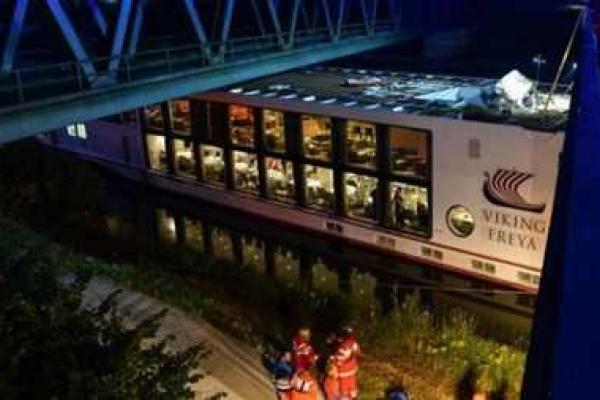 Фатальный круиз: в Германии пассажирское судно застряло под мостом Фатальный круиз: в Германии пассажирское судно застряло под мостом