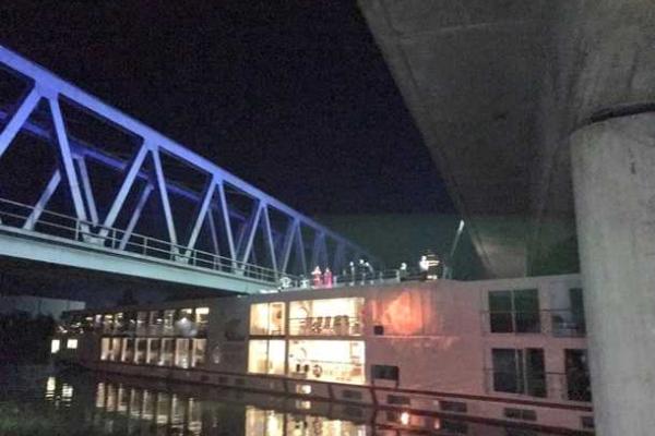 Фатальный круиз: в Германии пассажирское судно застряло под мостом Фатальный круиз: в Германии пассажирское судно застряло под мостом