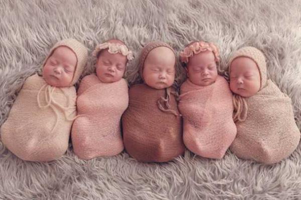 Трогательная фотосессия младенцев-пятерняшек из Одессы