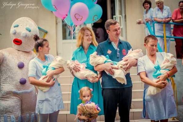 Трогательная фотосессия младенцев-пятерняшек из Одессы