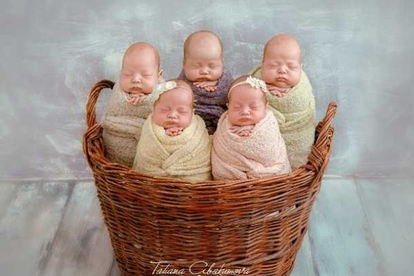 Трогательная фотосессия младенцев-пятерняшек из Одессы