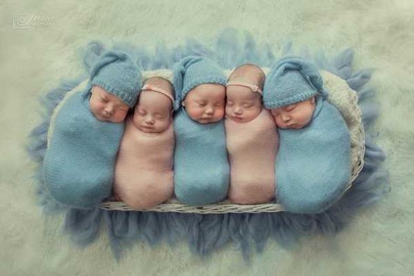 Трогательная фотосессия младенцев-пятерняшек из Одессы