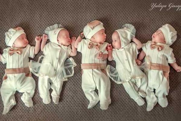 Трогательная фотосессия младенцев-пятерняшек из Одессы
