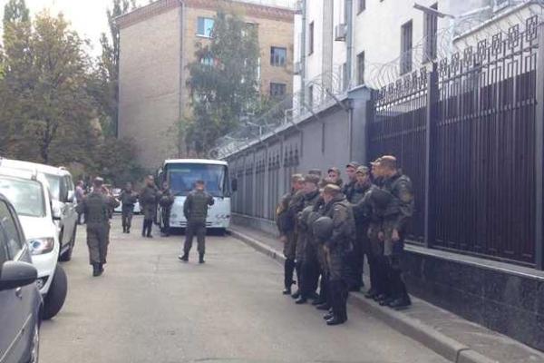 В Киеве у здания посольства РФ, произошли стычки активистов с полицией