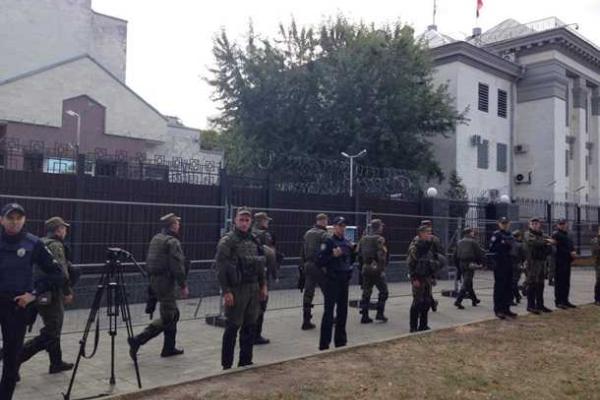В Киеве у здания посольства РФ, произошли стычки активистов с полицией
