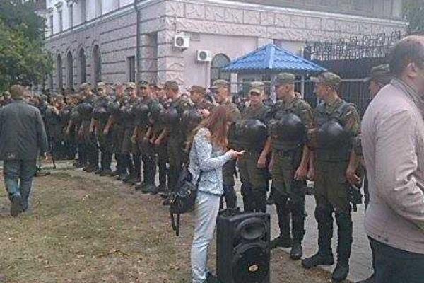 В Киеве у здания посольства РФ, произошли стычки активистов с полицией