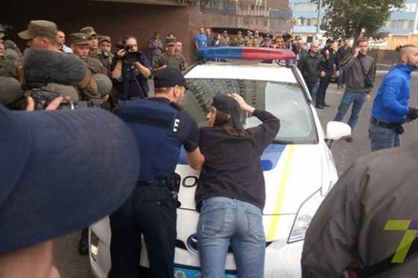 В Одессе активисты "Правого сектора" под консульством РФ устроили потасовку с полицией: есть задержанные В Одессе активисты "Правого сектора" под консульством РФ устроили потасовку с полицией: есть задержанные