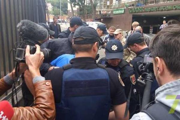 В Одессе активисты "Правого сектора" под консульством РФ устроили потасовку с полицией: есть задержанные В Одессе активисты "Правого сектора" под консульством РФ устроили потасовку с полицией: есть задержанные