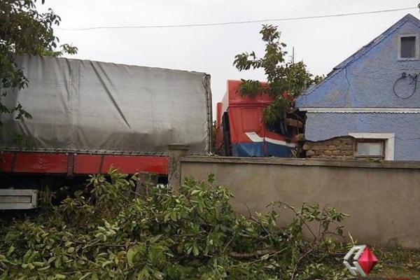 На Николаевщине фура "DAF" с уснувшим водителем влетела в жилой дом На Николаевщине фура "DAF" с уснувшим водителем влетела в жилой дом