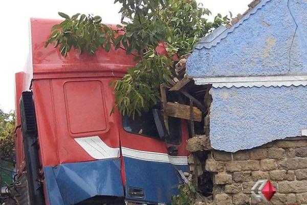 На Николаевщине фура "DAF" с уснувшим водителем влетела в жилой дом На Николаевщине фура "DAF" с уснувшим водителем влетела в жилой дом