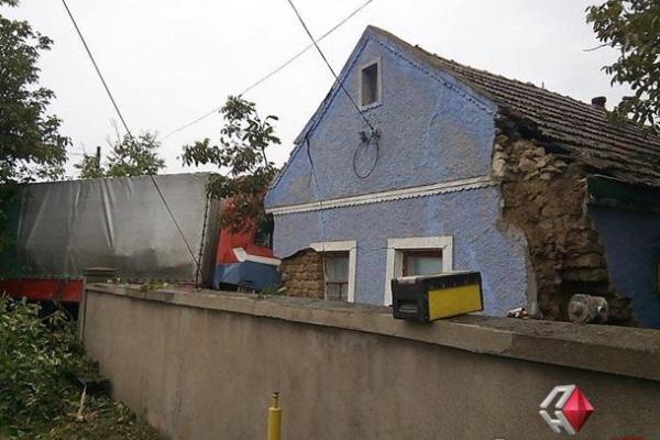 На Николаевщине фура "DAF" с уснувшим водителем влетела в жилой дом На Николаевщине фура "DAF" с уснувшим водителем влетела в жилой дом