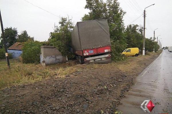 На Николаевщине фура "DAF" с уснувшим водителем влетела в жилой дом На Николаевщине фура "DAF" с уснувшим водителем влетела в жилой дом