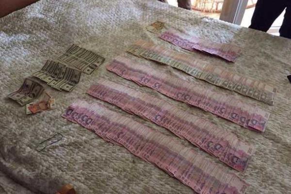 На Ровенщине на взятке попался чиновник-налоговик На Ровенщине на взятке попался чиновник-налоговик