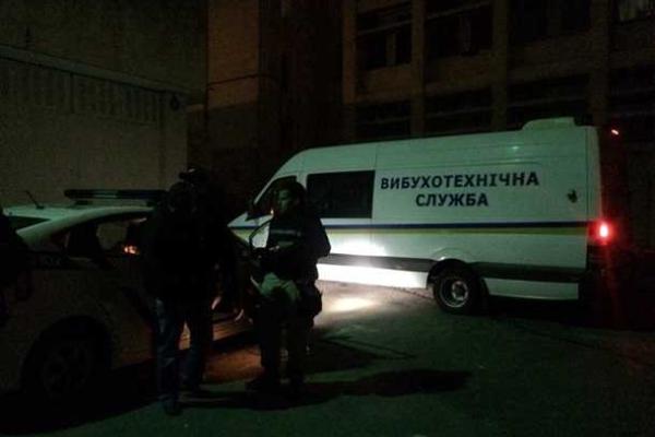 В Киеве совершено разбойное нападение со стрельбой: бандиты скрылись с двумя миллионами гривен В Киеве совершено разбойное нападение со стрельбой: бандиты скрылись с двумя миллионами гривен