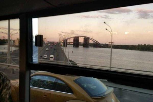 В Киеве вспыхнул пожар на Подольском мосту В Киеве вспыхнул пожар на Подольском мосту