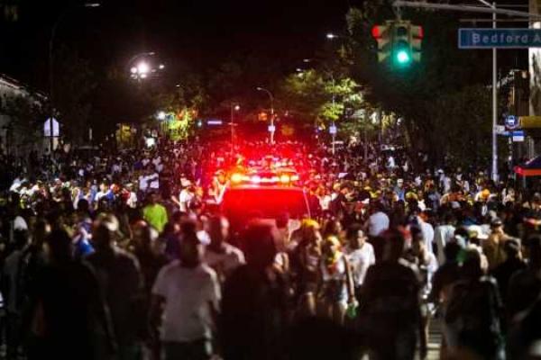 Кровавый карнавал: в Нью-Йорке неизвестный расстрелял участников уличного фестиваля Кровавый карнавал: в Нью-Йорке неизвестный расстрелял участников уличного фестиваля