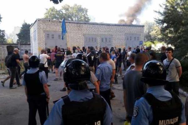 Строительные баталии: в Святошинском переулке Киева продолжаются столкновения, есть раненые и задержанные Строительные баталии: в Святошинском переулке Киева продолжаются столкновения, есть раненые и задержанные