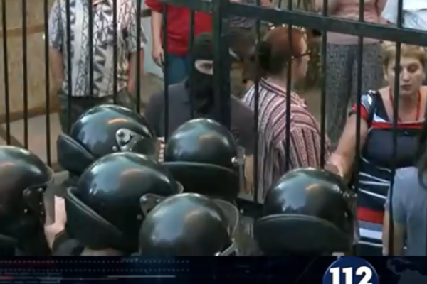 Строительные баталии: в Святошинском переулке Киева продолжаются столкновения, есть раненые и задержанные Строительные баталии: в Святошинском переулке Киева продолжаются столкновения, есть раненые и задержанные