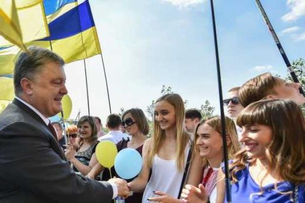 На открытии детсада на Днепропетровщине, Порошенко читал детям стих "о зеленых человечках" На открытии детсада на Днепропетровщине, Порошенко читал детям стих "о зеленых человечках"