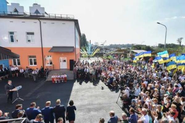 На открытии детсада на Днепропетровщине, Порошенко читал детям стих "о зеленых человечках" На открытии детсада на Днепропетровщине, Порошенко читал детям стих "о зеленых человечках"