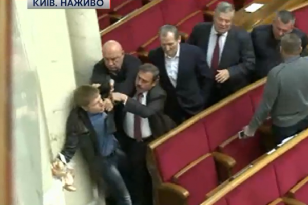 В зале Верховной Рады очередная потасовка: замглавы фракции БПП сцепился с депутатами от "Оппоблока" В зале Верховной Рады очередная потасовка: замглавы фракции БПП сцепился с депутатами от "Оппоблока"