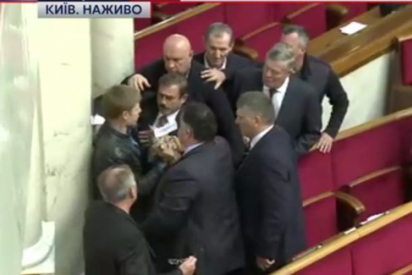 В зале Верховной Рады очередная потасовка: замглавы фракции БПП сцепился с депутатами от "Оппоблока" В зале Верховной Рады очередная потасовка: замглавы фракции БПП сцепился с депутатами от "Оппоблока"