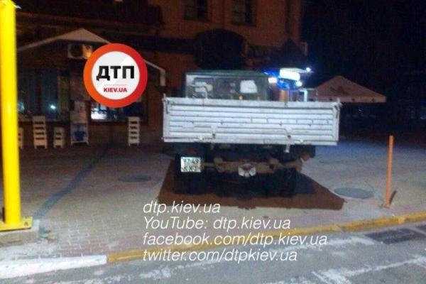 На Киевщине патрульные задержали пьяную компанию, разъезжавшую на грузовике На Киевщине патрульные задержали пьяную компанию, разъезжавшую на грузовике