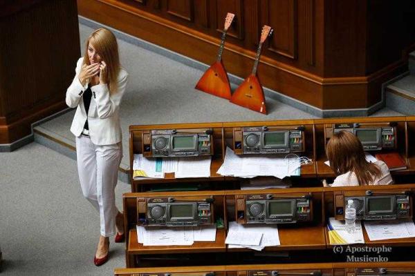 Журналисты "подсмотрели", в каких нарядах приходят в Верховную Раду женщины-нардепы Журналисты "подсмотрели", в каких нарядах приходят в Верховную Раду женщины-нардепы