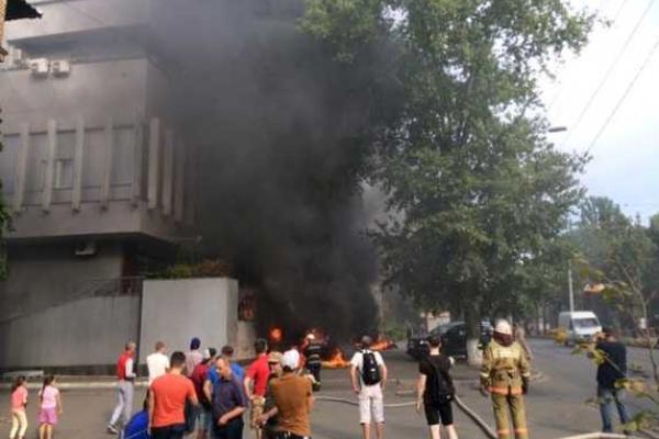 Пострадавших сотрудников "Интера" выносили на носилках - очевидцы Пострадавших сотрудников "Интера" выносили на носилках - очевидцы