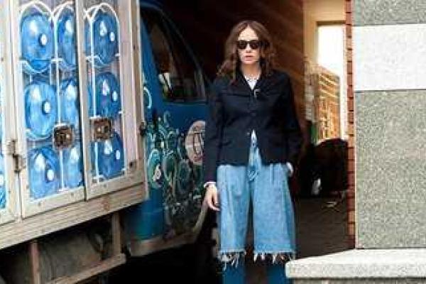 Журнал "Vogue" признал джинсы украинского модельера модным трендом этой осени Журнал "Vogue" признал джинсы украинского модельера модным трендом этой осени