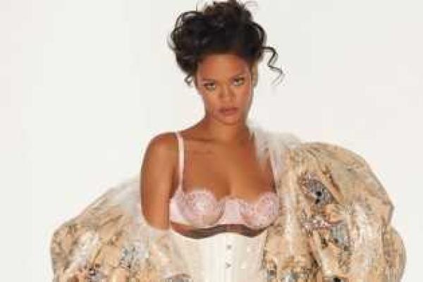 Поклонники Рианны раскритиковали певицу за провокационный снимок в сети