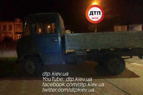 На Киевщине патрульные задержали пьяную компанию, разъезжавшую на грузовике На Киевщине патрульные задержали пьяную компанию, разъезжавшую на грузовике