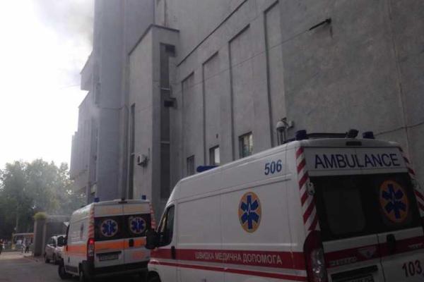 Пострадавших сотрудников "Интера" выносили на носилках - очевидцы Пострадавших сотрудников "Интера" выносили на носилках - очевидцы