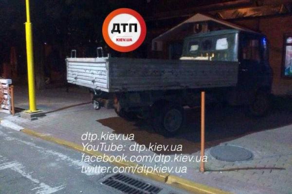 На Киевщине патрульные задержали пьяную компанию, разъезжавшую на грузовике На Киевщине патрульные задержали пьяную компанию, разъезжавшую на грузовике