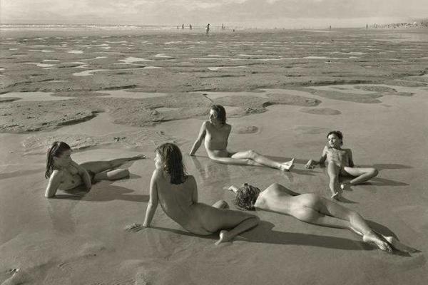 В Москве закрыли скандальную выставку фотографа Джока Стерджеса с изображениями обнаженных детей