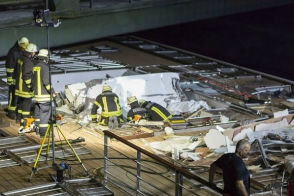 Фатальный круиз: в Германии пассажирское судно застряло под мостом Фатальный круиз: в Германии пассажирское судно застряло под мостом