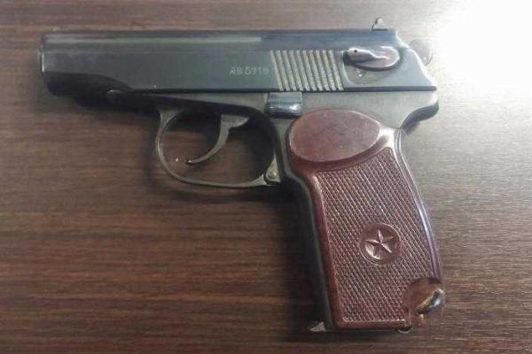 Главарь "ДНР" Захарченко подарил свой пистолет финну, который будет прославлять "ДНР" Главарь "ДНР" Захарченко подарил свой пистолет финну, который будет прославлять "ДНР"