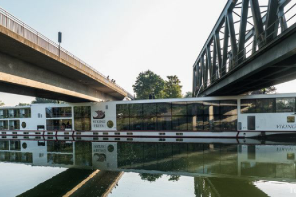 Фатальный круиз: в Германии пассажирское судно застряло под мостом Фатальный круиз: в Германии пассажирское судно застряло под мостом