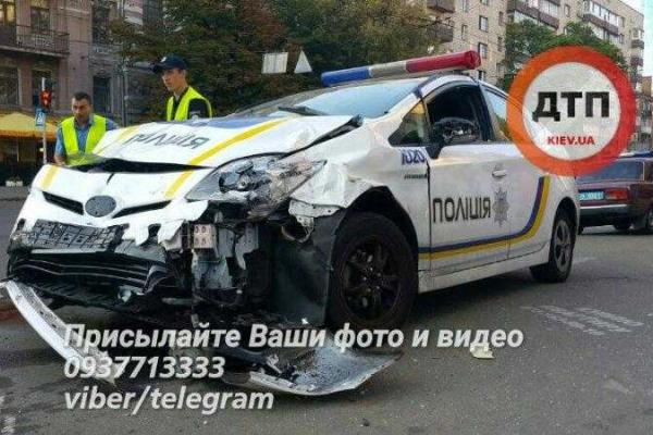 В сеть попала запись последствий резонансного ДТП в Киеве с участием патрульного авто "Toyota Prius" 