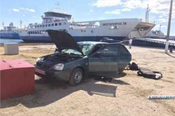 В Крыму при швартовке парома в море рухнул автомобиль "Lada Priora" В Крыму при швартовке парома в море рухнул автомобиль "Lada Priora"