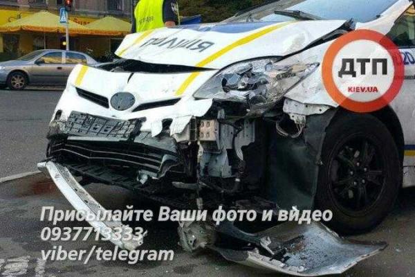 В сеть попала запись последствий резонансного ДТП в Киеве с участием патрульного авто "Toyota Prius" 