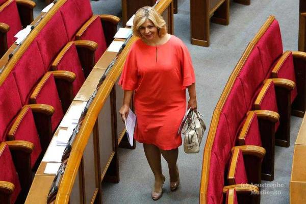 Журналисты "подсмотрели", в каких нарядах приходят в Верховную Раду женщины-нардепы Журналисты "подсмотрели", в каких нарядах приходят в Верховную Раду женщины-нардепы