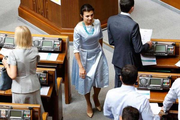 Журналисты "подсмотрели", в каких нарядах приходят в Верховную Раду женщины-нардепы Журналисты "подсмотрели", в каких нарядах приходят в Верховную Раду женщины-нардепы