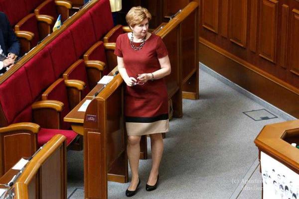 Журналисты "подсмотрели", в каких нарядах приходят в Верховную Раду женщины-нардепы Журналисты "подсмотрели", в каких нарядах приходят в Верховную Раду женщины-нардепы