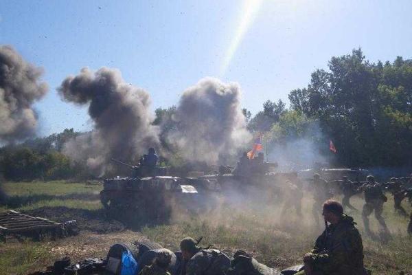 Российская певица Чичерина вновь "засветилась" в Донбассе: снимала новый клип с боевиками "ДНР" Российская певица Чичерина вновь "засветилась" в Донбассе: снимала новый клип с боевиками "ДНР"