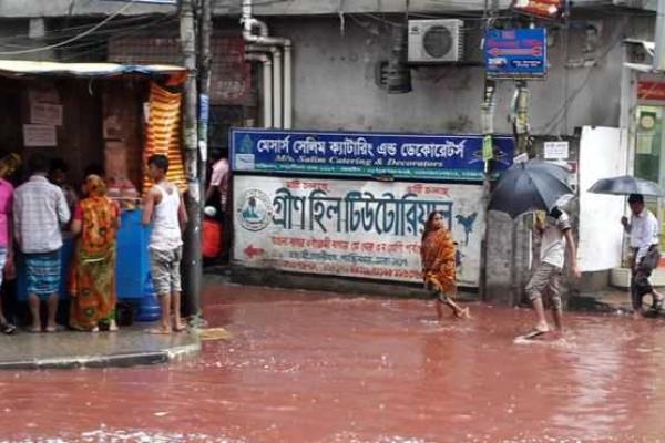 В столице Бангладеш после массового забоя животных по улицам города бегут кровавые реки В столице Бангладеш после массового забоя животных по улицам города бегут кровавые реки