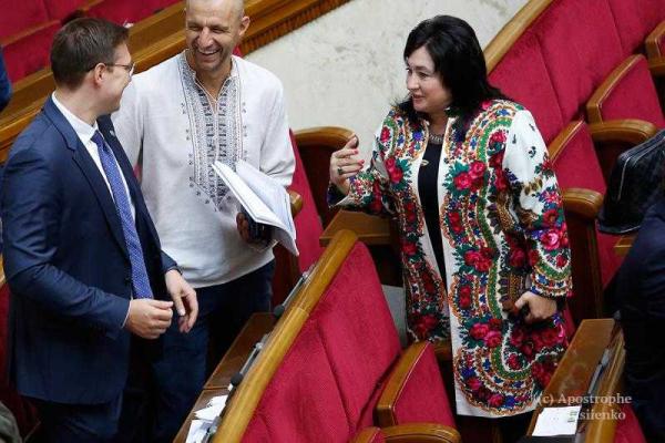Журналисты "подсмотрели", в каких нарядах приходят в Верховную Раду женщины-нардепы Журналисты "подсмотрели", в каких нарядах приходят в Верховную Раду женщины-нардепы