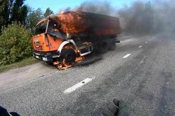 На трассе под Киевом вспыхнул "КамАЗ": сгорела кабина, водитель не пострадал На трассе под Киевом вспыхнул "КамАЗ": сгорела кабина, водитель не пострадал
