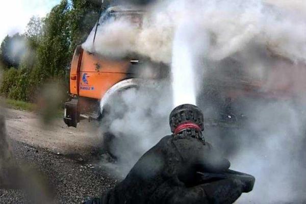 На трассе под Киевом вспыхнул "КамАЗ": сгорела кабина, водитель не пострадал На трассе под Киевом вспыхнул "КамАЗ": сгорела кабина, водитель не пострадал